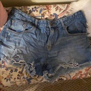 BDG Mid Rise Freja cut off shorts size 32